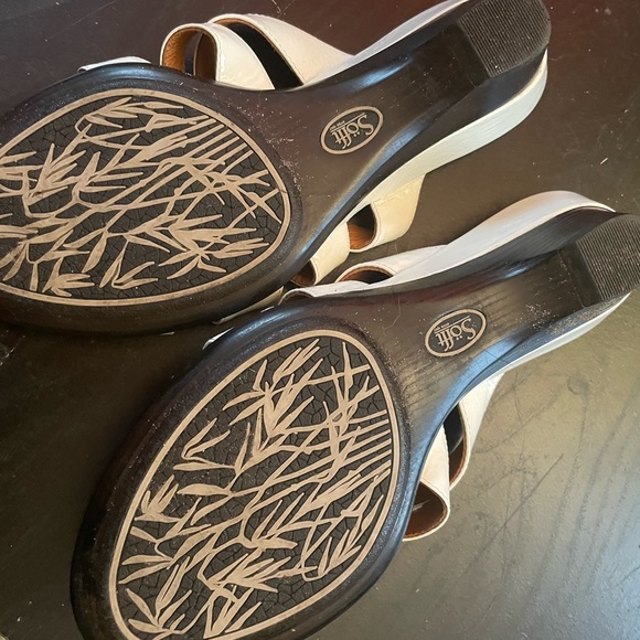 Sofft slip on sandals - white patent leather, Size 7.5 - Picture 2 of 2